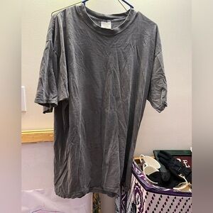 Men’s size large gray shirt